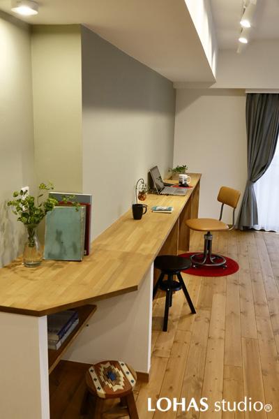 多目的に愉しめるリビングカウンターです。パイン材を使いオリジナルで造作しました。一段天井を下げて個室に近い雰囲気に。モスグレーの壁はご夫婦がDIYで塗装した力作です