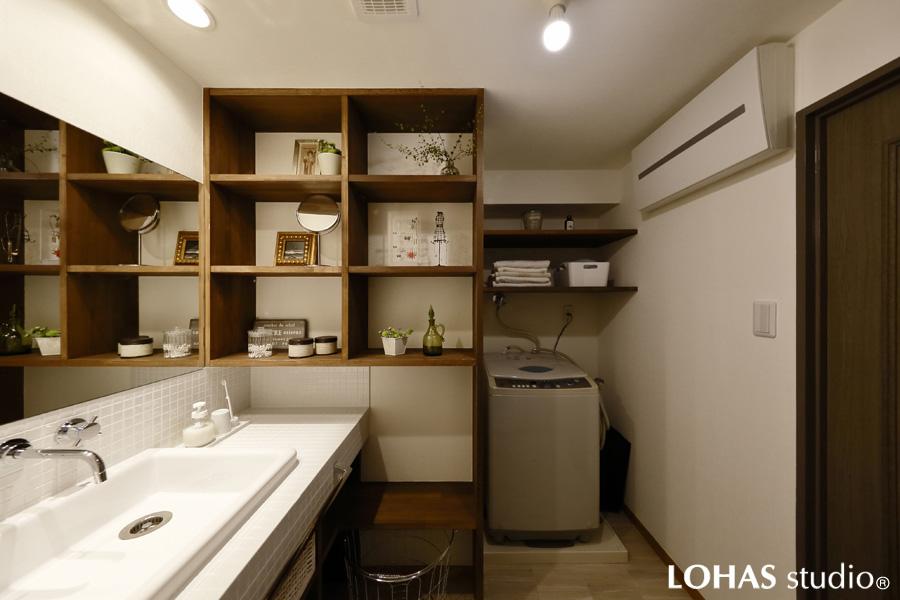 忙しい朝にゆとりをもたらす機能的な洗面コスメカウンターです。むやみに色を足し込まない洗練されたデザインが素敵。アクセサリーやグリーンを「魅せる」収納で気分が上がります。