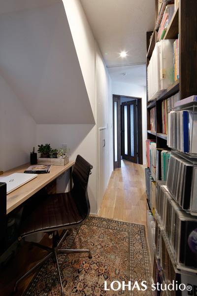 廊下を活用した奥様の書斎です。階段の傾斜をお洒落な斜天井にアレンジしました。断熱施工の効果で見た目以上の快適な温度。LDと一寸離れた静かな世界でご趣味に没頭できます。