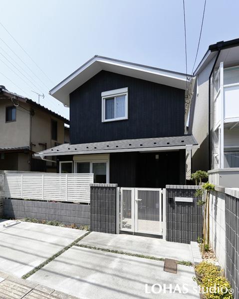 縦張り調のサイディングとコロニアル(瓦)で造る直線ラインが印象的なシックでモダンな外観です。外構フェンスを足し室内にはロールスクリーンを設けて道路からの視線を遮断。リビングの延長にウッドデッキも造作。