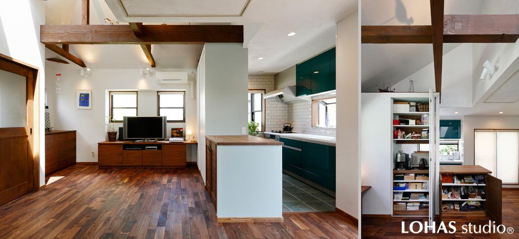 傾斜のある天井に存在感のある梁を見せた上質な印象のリビングです。斑色が豊かな無垢フローリングで床一面をリズミカルに仕上げました。キッチンと共用のキャビネットも造作。