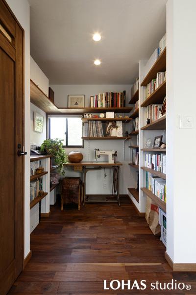 たくさんの書籍に囲まれた収納力抜群の書斎兼家事室です。壁いっぱいの書棚は棚色を邸内カラーに合わせ落着きある景観に。レトロ感あるミシンを中心に見ごたえのある一角です。