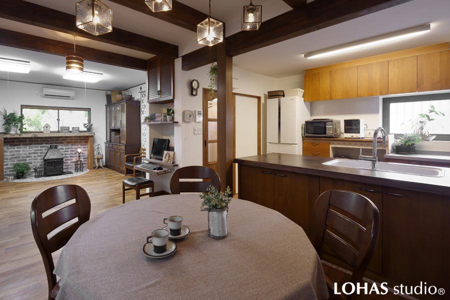 お子さまご一家やご友人と楽しくお喋りしながら料理ができるLDKです。無垢フローリングでナチュラル感を、化粧梁や現しの柱でリッチな上質の雰囲気を造りました。