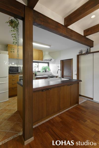 シンク付き調理作業台を造作したキッチンです。ゲストとのお喋りが楽しめるよう作業台はダイニング側に位置を変更しました。ご主人様が造られた庭を眺めることも出来るように。