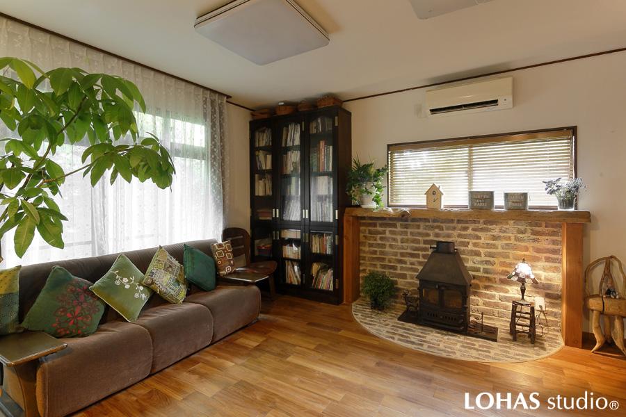 ストーブを眺めるナチュラルな印象のリビングです。美しい木目の床は無垢チーク材で年月を重ねて重厚な色に深まります。室内中央を広く空けゆったりと過ごせる空間を造りました。