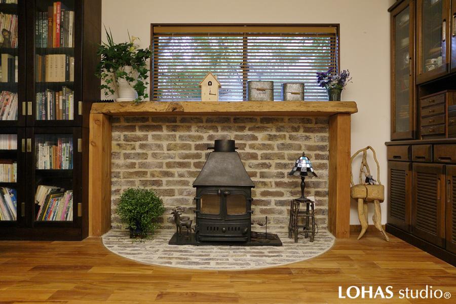リビングに造作した薪ストーブのインテリアです。煙突を設けず雰囲気のみの演出で予算を圧縮しました。「いつかログハウスに住みたい」のご夫婦の夢に近付けるよう工夫しました。
