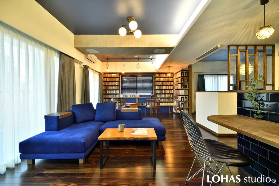 濃紫色のフロアにブルーの基調色が映えるLDKです。艶のある床はバラ香をソフトに放つローズウッド材。LDの東・南面にはインナーサッシを設置して空気環境も整えました。