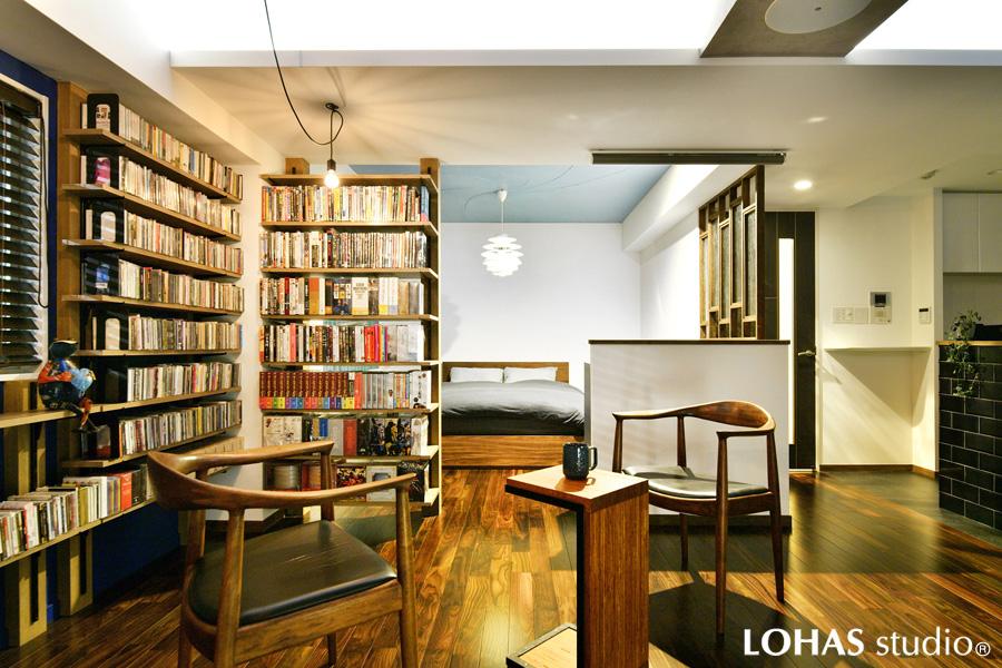 ブルーのアクセント壁が爽やかな書斎コーナーです。壁一面を広く使ってオープン棚を造作しご所有のCDをきれいに収めました。ストイックな裸電球がシンプルでお洒落です。