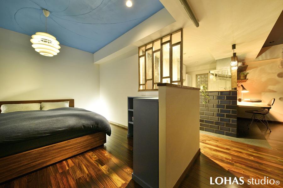 渦を巻いた天井デザインが特徴的な寝室です。素材感のある珪藻土をお好みに合わせて淡ブルーに調えました。床は希少なローズウッド(紫檀)材をご採用。アンティークガラスの格子窓から眺める室内の景色も素敵です。