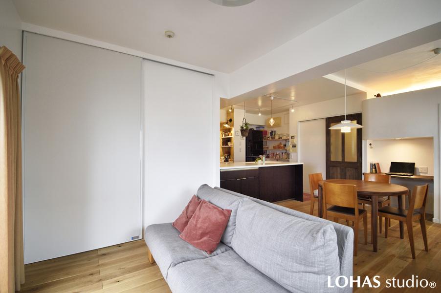 梁を使いゾーンを区分けた採光たっぷりのリビングです。大きな引き戸を開ければその先はお子さまの個室へ。家族がつながりあう温かな室内構成です。