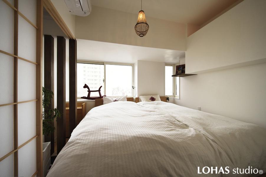 コンパクトでありながら開放感のある主寝室です。邸内の間取りを調整しスペースを確保しました。建具を開けると玄関・廊下と一体的に広がります。ニッチや現し柱を用いて視線のヌケを造りました。