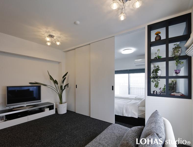 LDKと寝室の間仕切りは建具をスライドするだけで、寝室とリビングが簡単に個室に変わります。大きめの室内窓でベランダからの自然光がリビングに届きます。