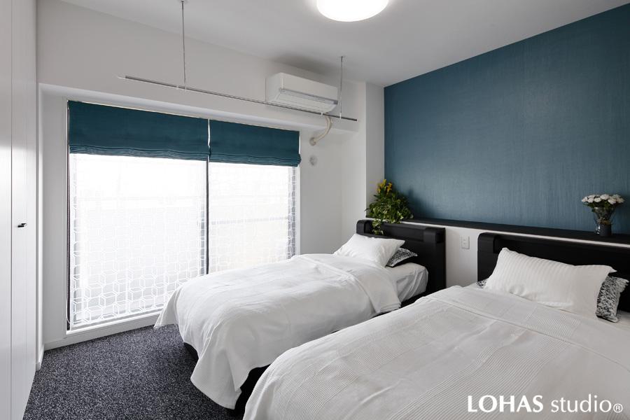 「和室の布団の上げ下げの辛さ」を解消した「憧れ」と仰る洋式タイプの寝室です。陽当たりの良いベランダ側には室内干しのハンガーを設置。壁に沿って大容量のクロゼットをご用意しました。