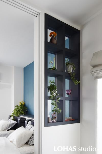 寝室とLDKの境界に造作した室内窓です。「最低限の家具しか置かない」けれど「お気に入りを飾る棚が欲しい」と造られた一角で I様ならではのこだわりをたっぷりと盛り込みました。