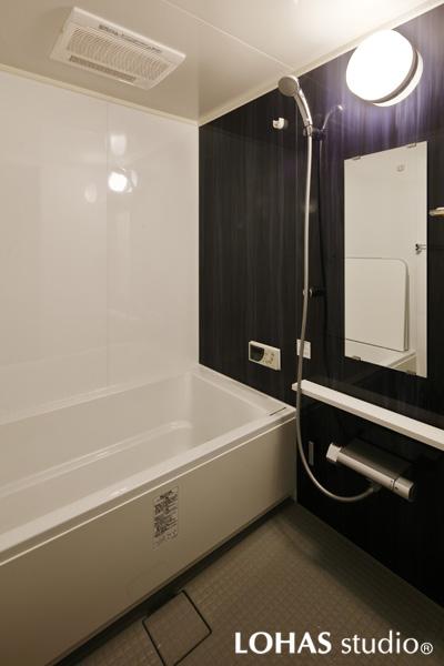 新しくUBを交換した浴室です。浴槽も洗い場もリフォーム前より広く感じられます。どのパーツも汚れがつきにくい素材なのでお掃除も簡単！格調高いブラウン調のカラーをご採用されました。