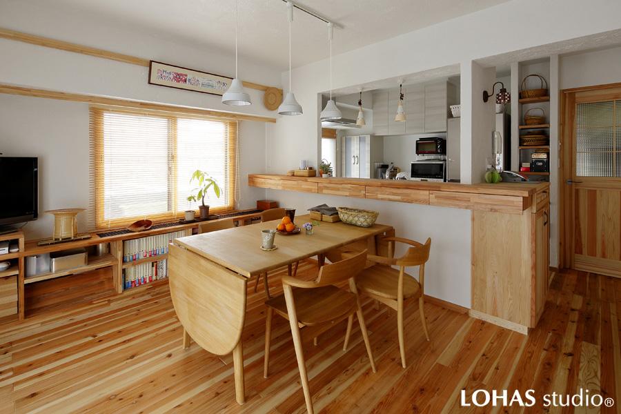 国産杉の無垢フローリングでリズミカルな濃淡が生まれたLDKです。