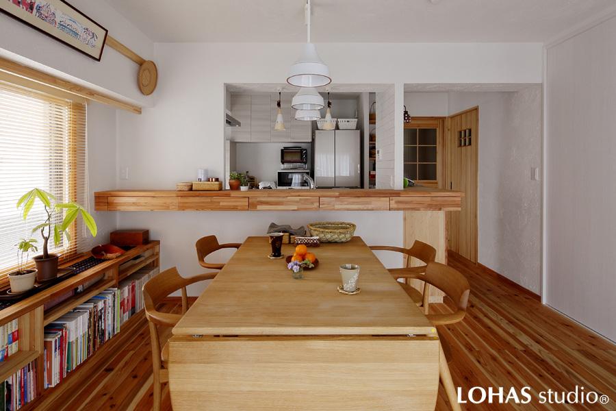 LDKの随所に散らばる節模様がアクセントになりました。温もりある白い天井と壁は珪藻土です。