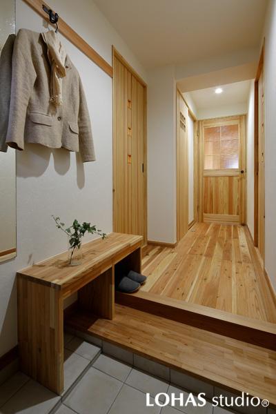 低床ステップやベンチを造作した使いやすい玄関です。座りながら靴を履けるので転倒防止に役立ちます。