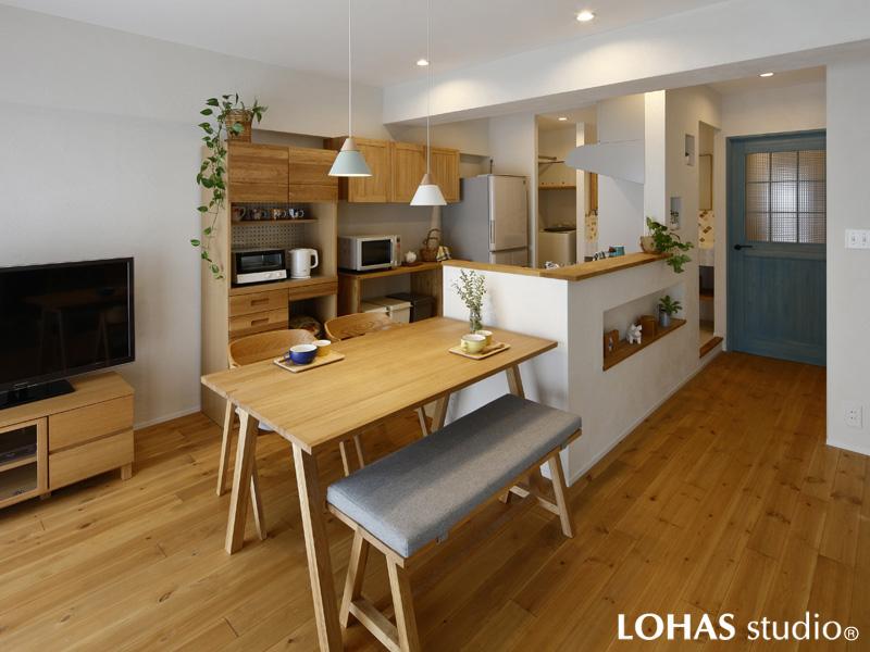パイン無垢材で明るい色合いのLDKです。スケルトン化をすることで広い間取りを確保しました。天井には自然素材の珪藻土を施工。天井はエコクロスです。