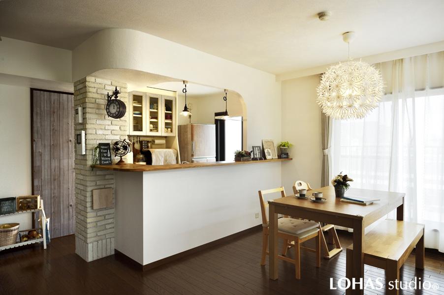 フレンチテイストの新キッチンを眺めるDKです。凸凹した印象だったキッチンの壁を一体的にまとめ、柔らかなフォルムで「魅せる設計」にしました。