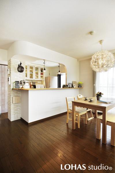 オープン開口でキッチンとつながるダイニングです。扱いの難しかったパイプスペースには全体にブリックタイルを施工してお洒落な雰囲気に装いました。