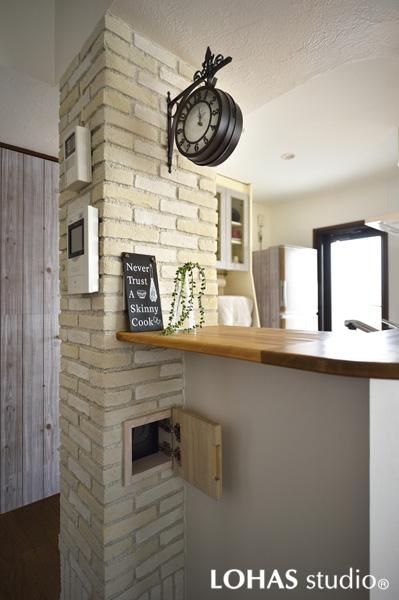 パイプスペースを上手に隠したキッチンの造作柱です。色は柔らかな印象のアンティークホワイトを調色。室内のデザインと調和が取れるよう点検口の木製扉にも工夫が。