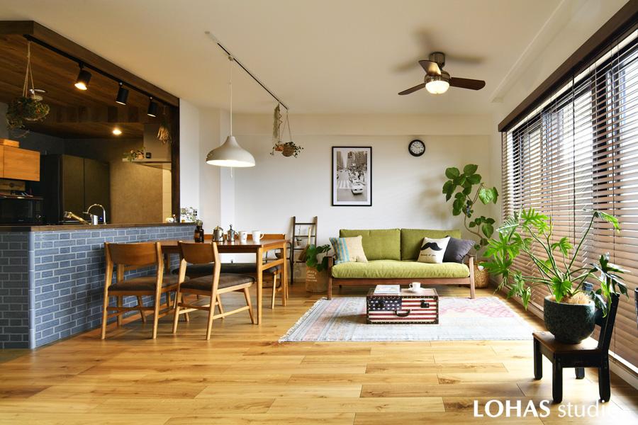 アンティーク調の防音床を施工したLDKです。間取りはそのままに和室とキッチンの間仕切りを抜いて開放感を造りました。