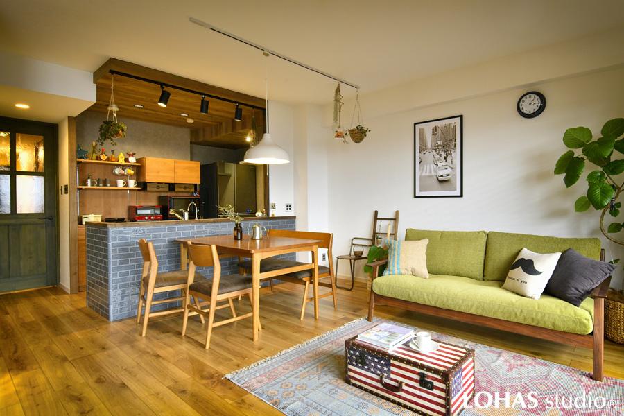 ペンダントライトが印象的なダイニングです。天井は耐久性が高く環境に優しいエコクロスをご採用。対面に和室がつながっています。