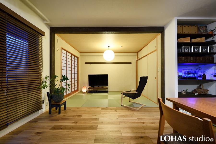 大開口でLDKとつながるシンプルな和室です。襖と天袋を張り替えて気分も刷新！壁・天井はエコクロスに変更しました。