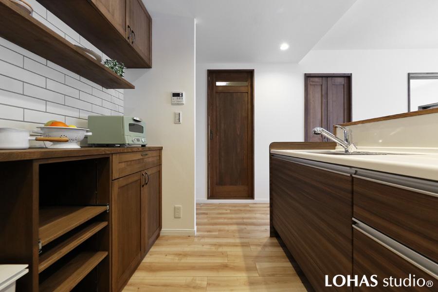 馬目地の白いタイル壁がお洒落なキッチンです。既存の床・天井と違和感なく調和しています。
収容力たっぷりのカウンター収納・吊戸棚はお好みに合わせて造作しました。
