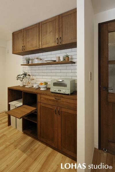 機能性とデザイン性を兼ね備えた風格あるカウンター収納です。ミディアムブラウンの抑えた色調で明るい室内がセンス良く引き締まりました。