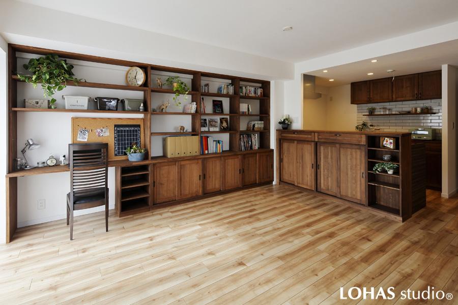 樹種やバリエーション豊富なLOHASmaterial家具を使った壁面収納です。
シンプル設計＆ユニット家具の合わせ技で納期もコストも圧縮。ミリ単位のフルオーダーもOKです。