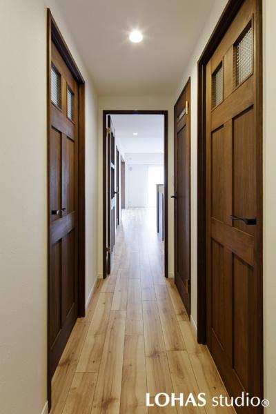建具の交換で明るくなった廊下です。クールな印象の黒い扉からナチュラルな木製扉に交換しました。
建具には窓を付けて暗くなりがちな廊下に光を届けるように工夫しました。