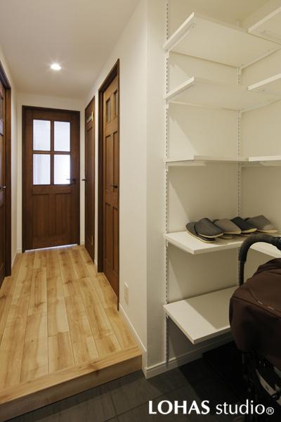 玄関収納の建具を無くして視界を広げたゆとりある玄関です。壁を使って奥行のあるオープン棚を造作しました。
可動棚で空間を有効に使えます。バギーもキレイに収まりました。