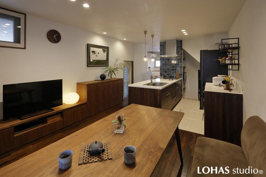 モダンな雰囲気のメインリビングです。KOMAブランドの家具とお手持ちの絵画が素敵に馴染んでカフェのようです。すっきりとしたキッチンとの動線で家事の効率も上がります。