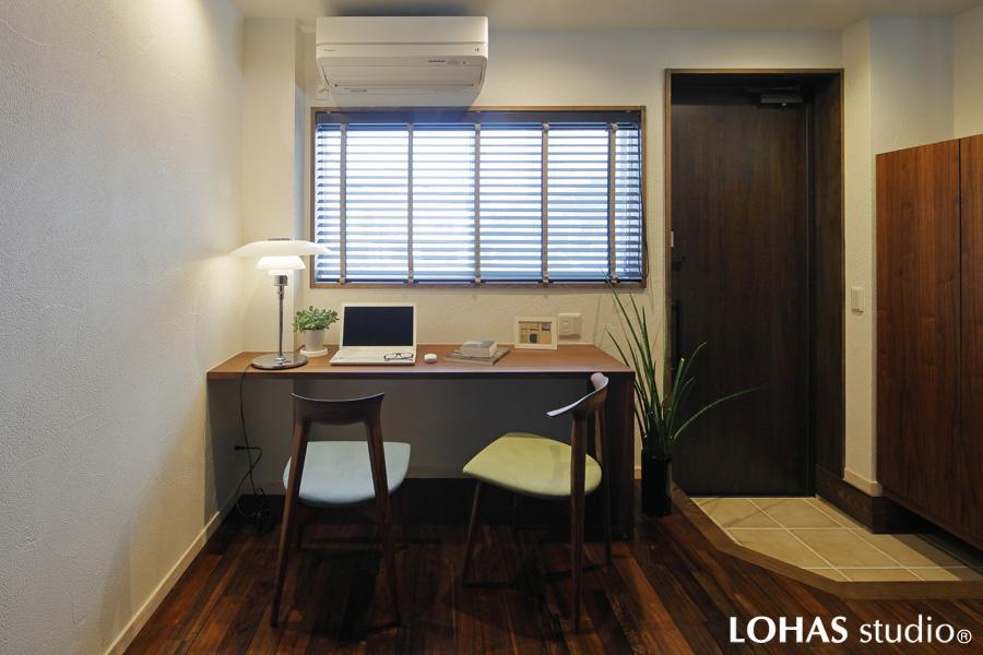 玄関前の空間を活用したシンプルで使いやすいワークスペースです。矩形の室内にぴったりと合わせてデスクを造りLDKと一体感のあるコーナーに仕上げました。