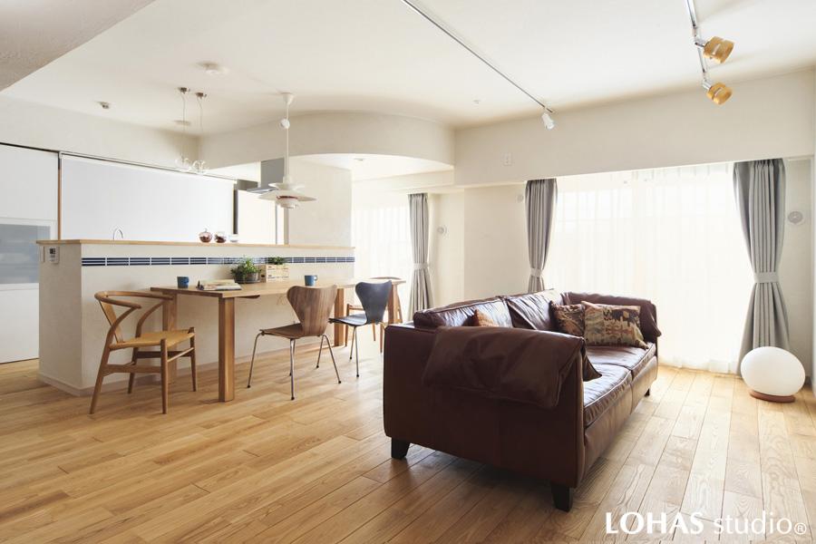 白いキッチンが印象的な明るいLDKです。珪藻土やモザイクタイルなど自然素材を使ってナチュラルに仕上げました。美しいフローリングは力強い年輪が特長の無垢アッシュ材です。