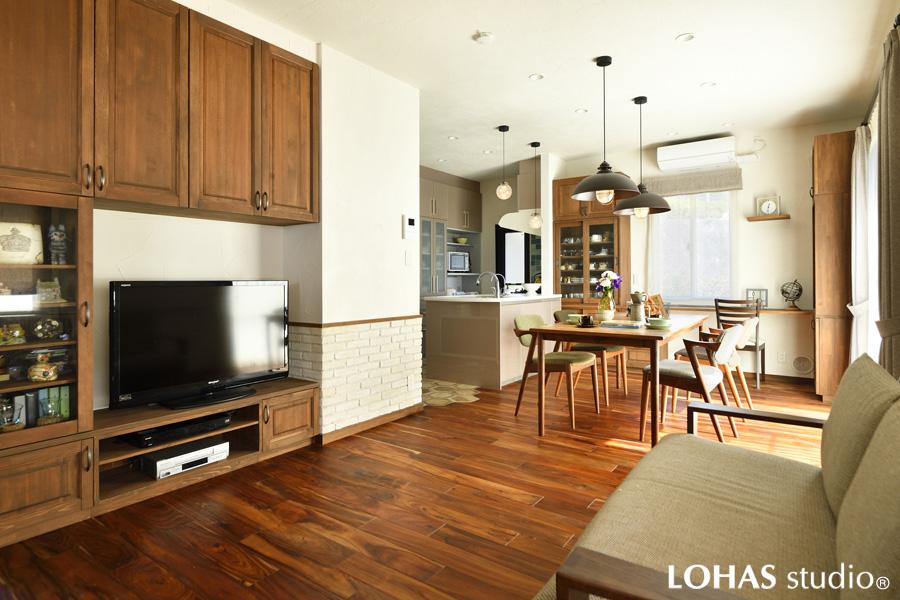 LOHAS materialのオリジナル家具は、サイズオーダーが可能で、カラーバリエーションも豊富なので、TVボードも他の家具とお揃いでつくることができます。ガラス扉には家族の思い出の品をディスプレイして楽しいリビングに。