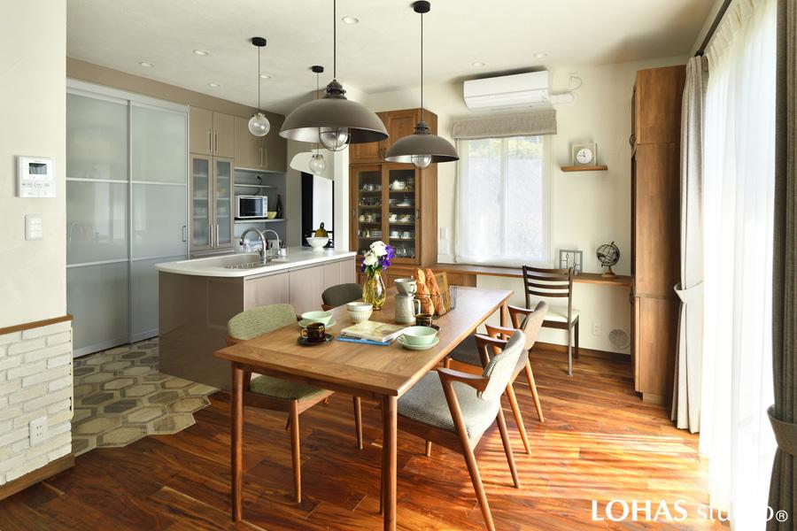 LOHAS materialのオリジナル家具を設置した洗練されたダイニングです。部屋サイズに合わせた設計なので既製品にあるような無駄な隙間が出来ません。