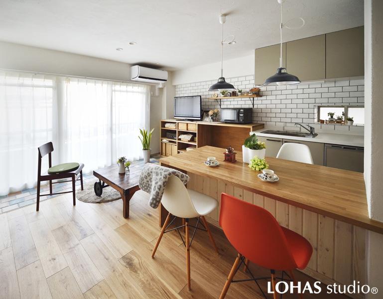ブリックタイルやキッチンでちょっぴりビターな景観に仕上げたLDKです。レトロ調の床は遮音性能の高い防音フローリング。天井と壁には自然素材の珪藻土を施工しました。