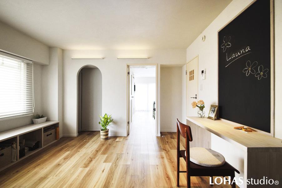 「自宅で仕事もできるように」と造作したワークスペースです。インナーサッシの施工で断熱性が上がり建具の間仕切りがほぼ不要に。アーチの開口で室内を回遊できます。