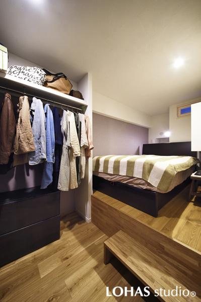 ベッドサイズに合わせて小上がりを造った寝室です。触り心地の柔らかなパイン材を床に施工。珪藻土で壁や天井を仕上げました。オープンタイプの収納で室内は広々。