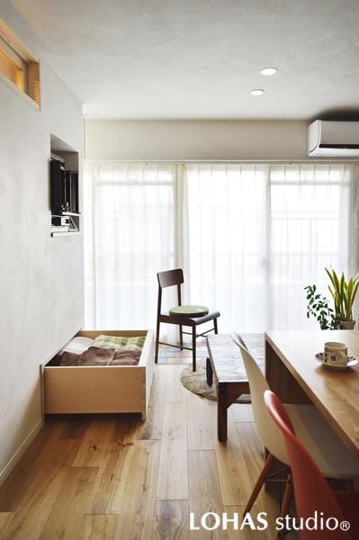 リビングに造作した深さのある引き出し収納です。壁の向こう側は小上がりのベッドスペースで、小上がりの床下部分を使ってたっぷり入る引き出しを造りました。