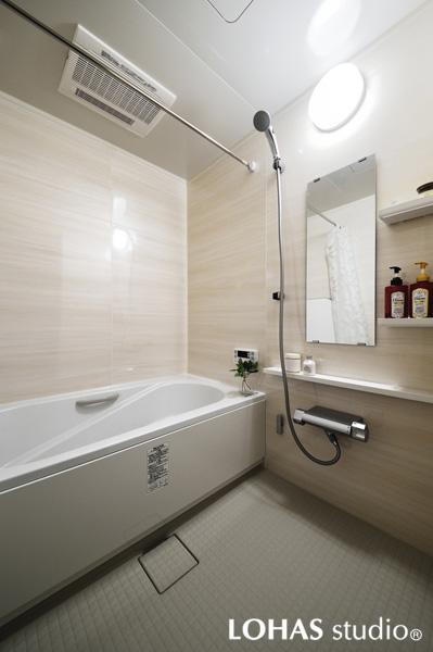 ひとまわり大きくなった新しい浴室です。パールのように艶のある浴槽は汚れがつきにくい人造大理石。手すりもついて浴槽内の姿勢保持もサポート！