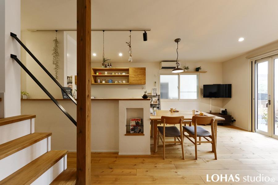 空間をひと続きにすることで開放感の生まれたLDKです。キッチンを中央に配置して、家族がLDKのどこにいても見守れるポジションに。つながりが感じられる程よい距離感となっています。