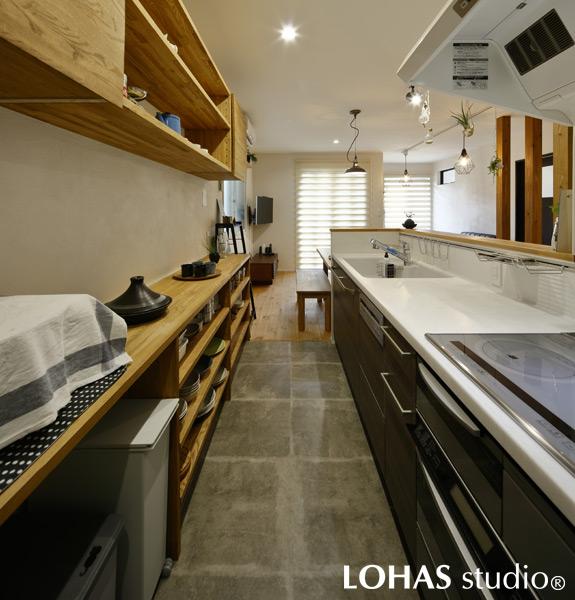 どこかほっとする和のテイストを感じさせるキッチンスペースです。Y夫人念願のアイランドキッチンを主役に据えて、ぐるりと回遊できるようにプランニングしました。