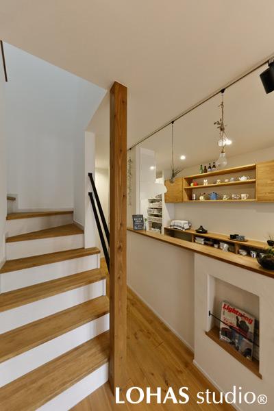 お子さんがLDKを経由して2階に上がれるよう、Y夫婦の希望で階段の位置は据え置きに。入り方だけを変えてLDKの中へ組み込むことで希望を叶えました。アイアンの手すりを取り入れて、安全面とともにデザイン性も向上。ナチュラルテイストのLDKへアクセントを添えました。