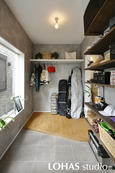 大きな窓が印象的なシューズインクロークです。玄関側と廊下側の2か所から出入りできるよう設計しました。趣味のアウトドアグッズだけでなくバッグやコートまでかけることができ、慌ただしくなりがちな身支度がスムーズに行えます。
