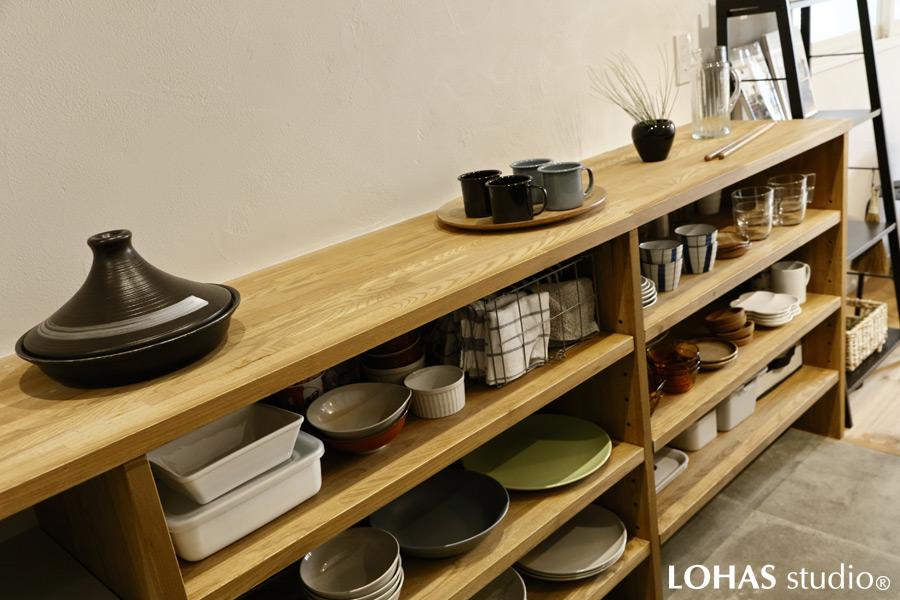 スタジオにあった収納家具を参考にして造ったこだわりの収納棚です。お気に入りの食器を魅せながら、たっぷりとしまえます。