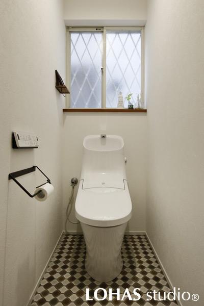 シンプルナチュラルにまとめられたトイレです。床にはパターン模様のクッションフロアを選んで遊び心を効かせました。抗菌効果もあるので清潔を保てます。